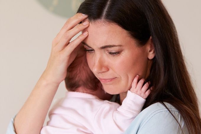 Mulher preocupada com bebê